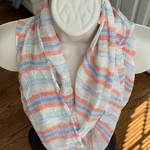 Lightweight Scarf Wrap-around - Picture 2 of 4